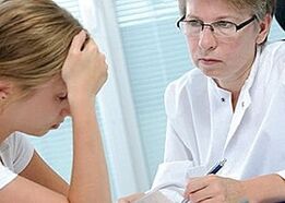 consulta com um especialista para dor sob a omoplata esquerda